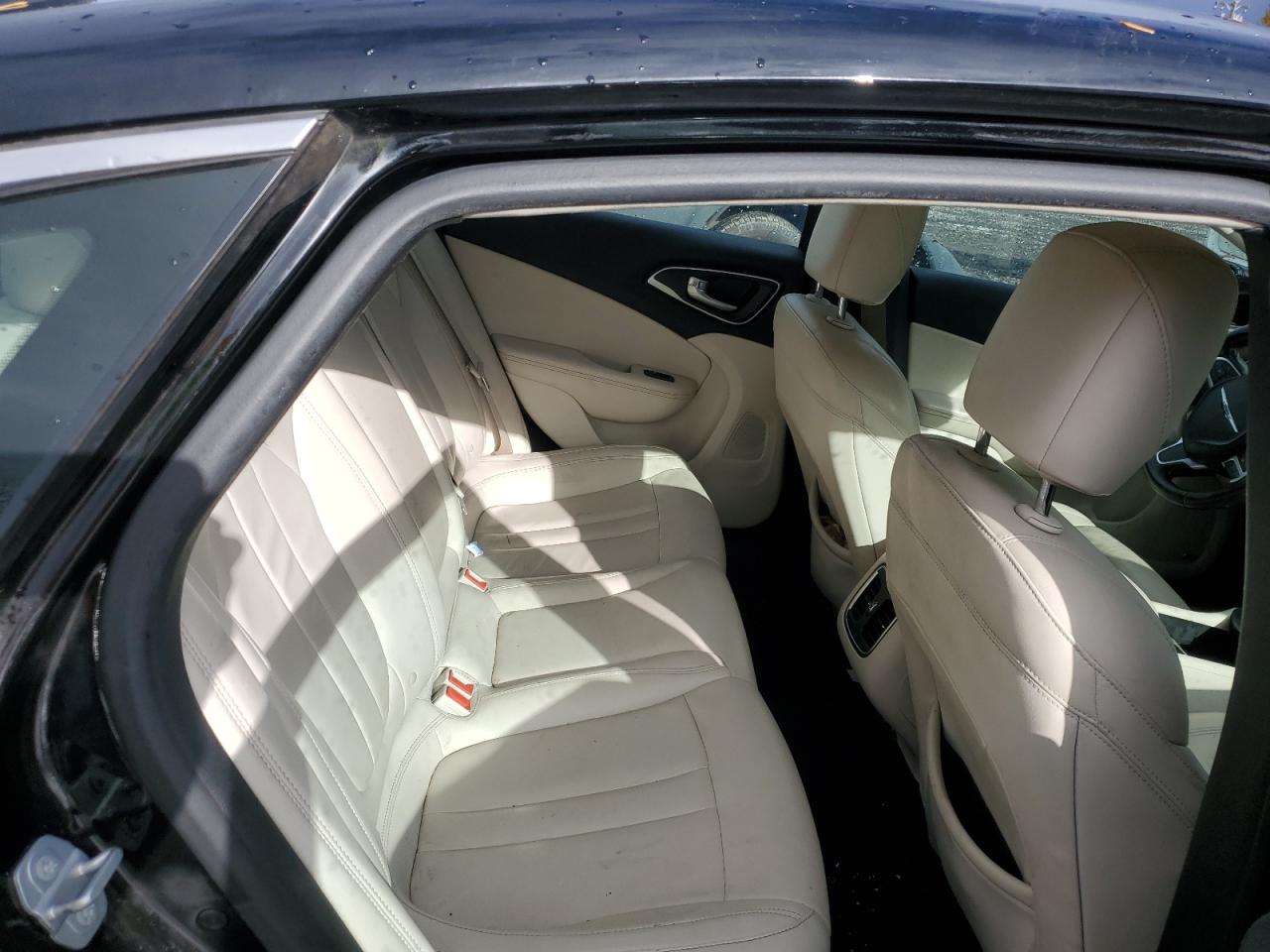 2015 Chrysler 200 - Image 10