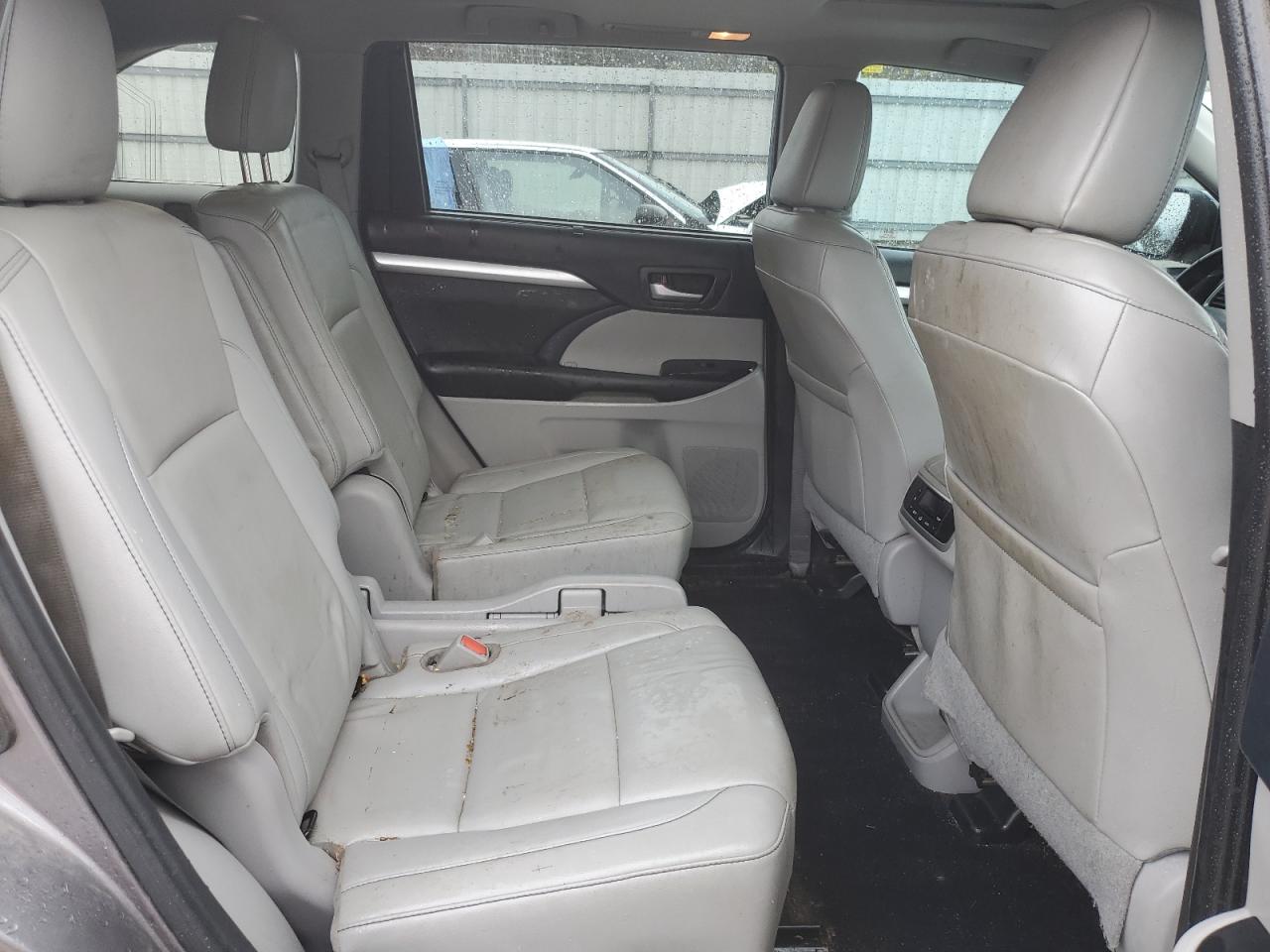 2019 Toyota Highlander - Image 11