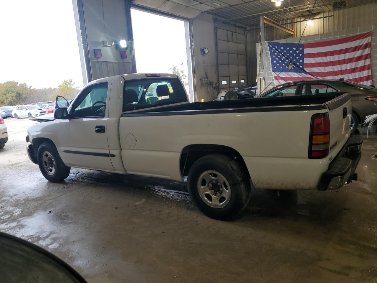 2004 GMC Sierra - Image 2