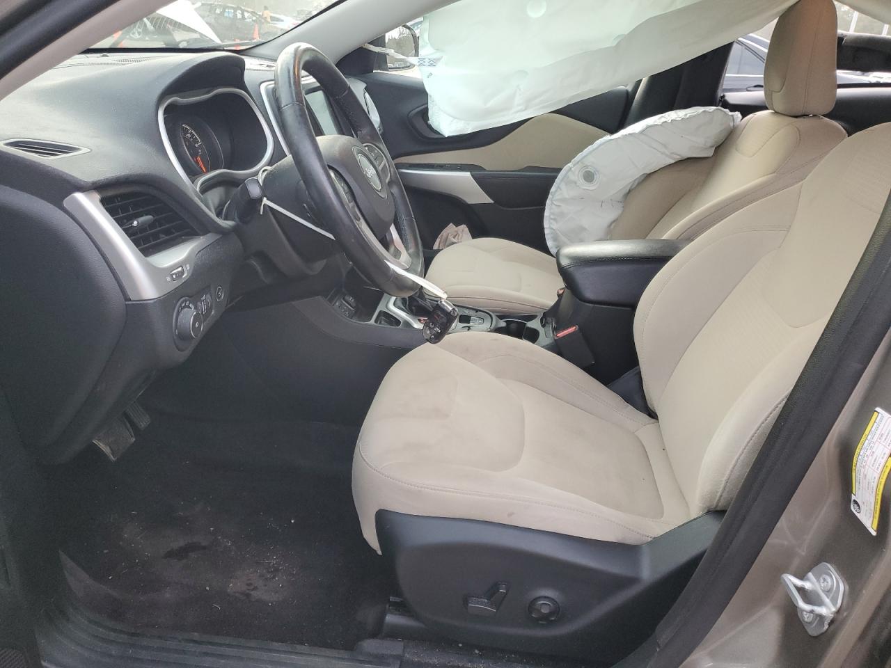 2017 Jeep Cherokee Latitude VIN: 1C4PJLCB9HW585762 Lot: 82846004