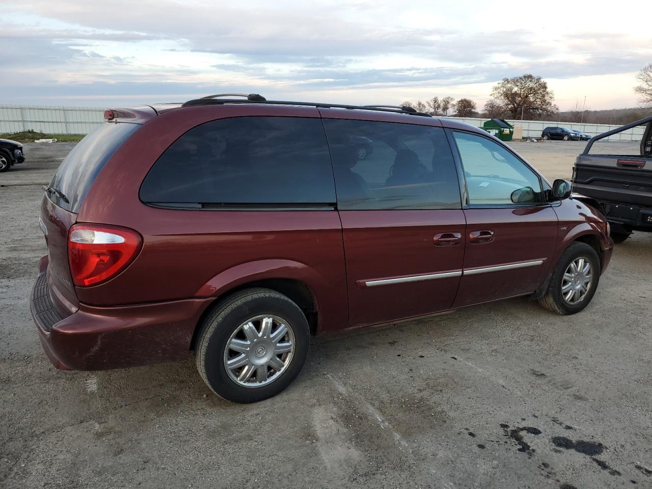 2007 Chrysler Town & Country - Image 3