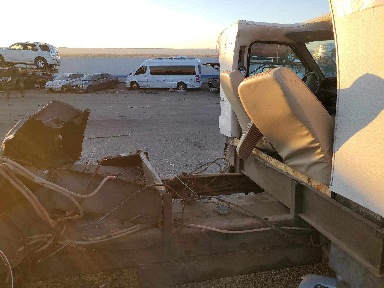 2000 Ford Econoline E450 Super Duty Cutaway Van VIN: 1FDXE45S2YHB92872 Lot: 77372604