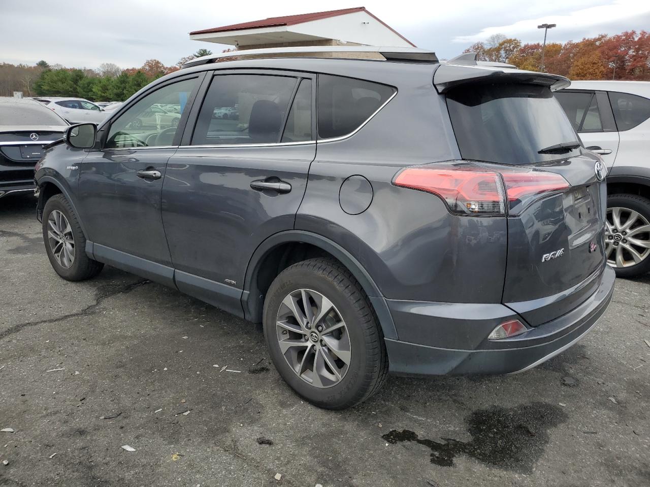 2018 Toyota RAV 4 - Image 2