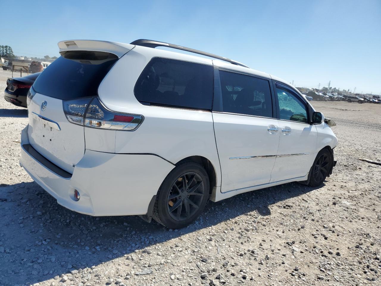 VIN 5TDXK3DC4DS340382 2013 TOYOTA SIENNA no.3