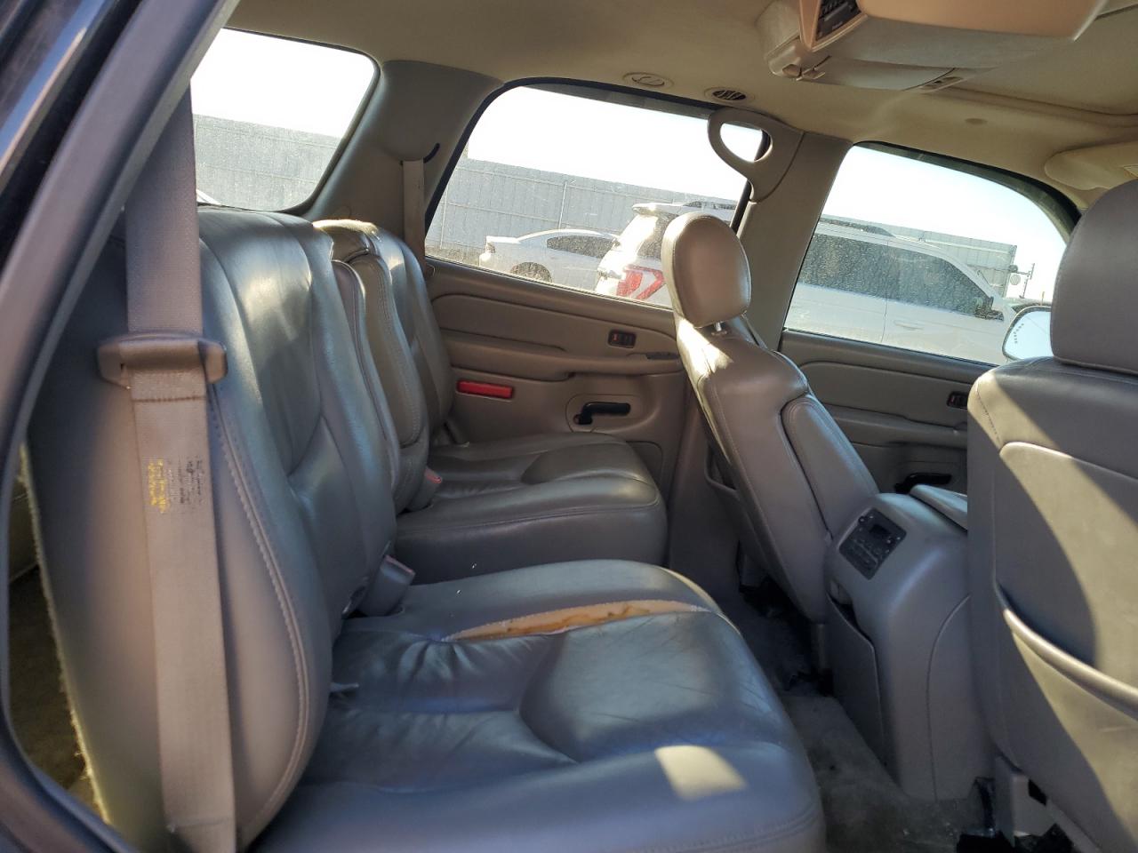 2004 Chevrolet Tahoe - Image 11
