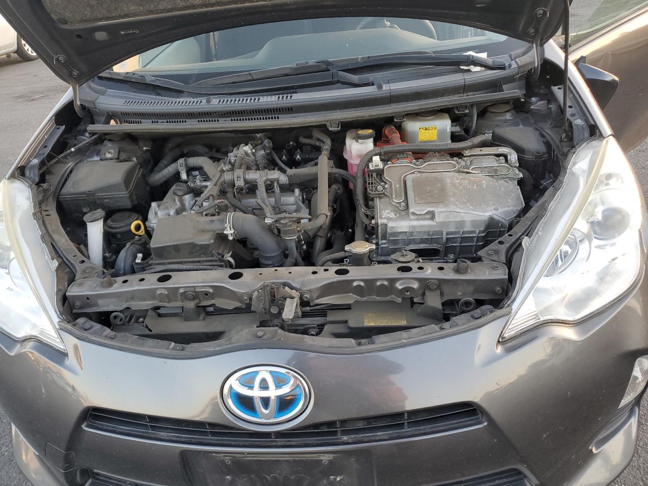 2014 Toyota Prius - Image 11