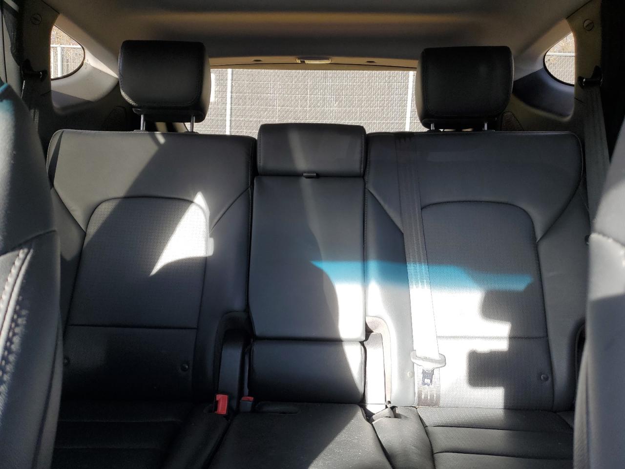 2016 Hyundai Santa Fe - Image 10