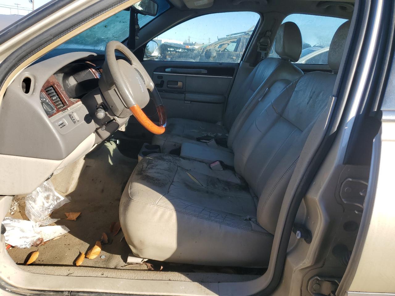 2006 Lincoln Town Car - Image 7