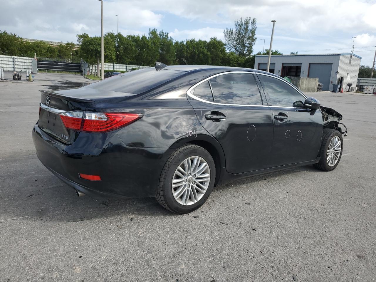 2015 Lexus ES - Image 3