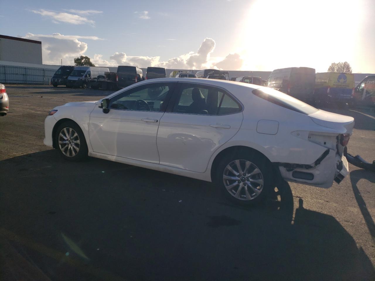 VIN 4T1B11HK5JU517365 2018 TOYOTA CAMRY no.2