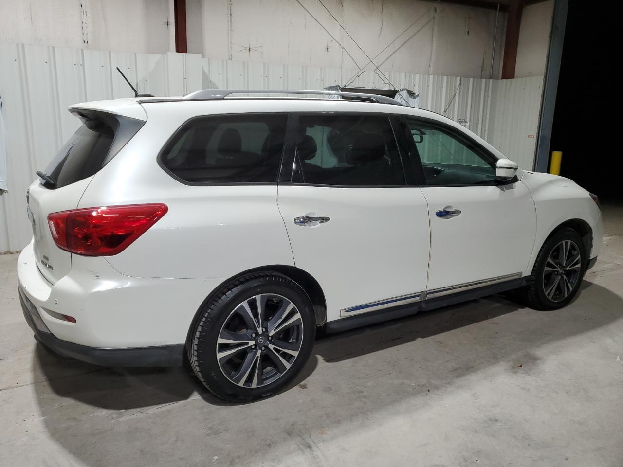 2017 Nissan Pathfinder - Image 3