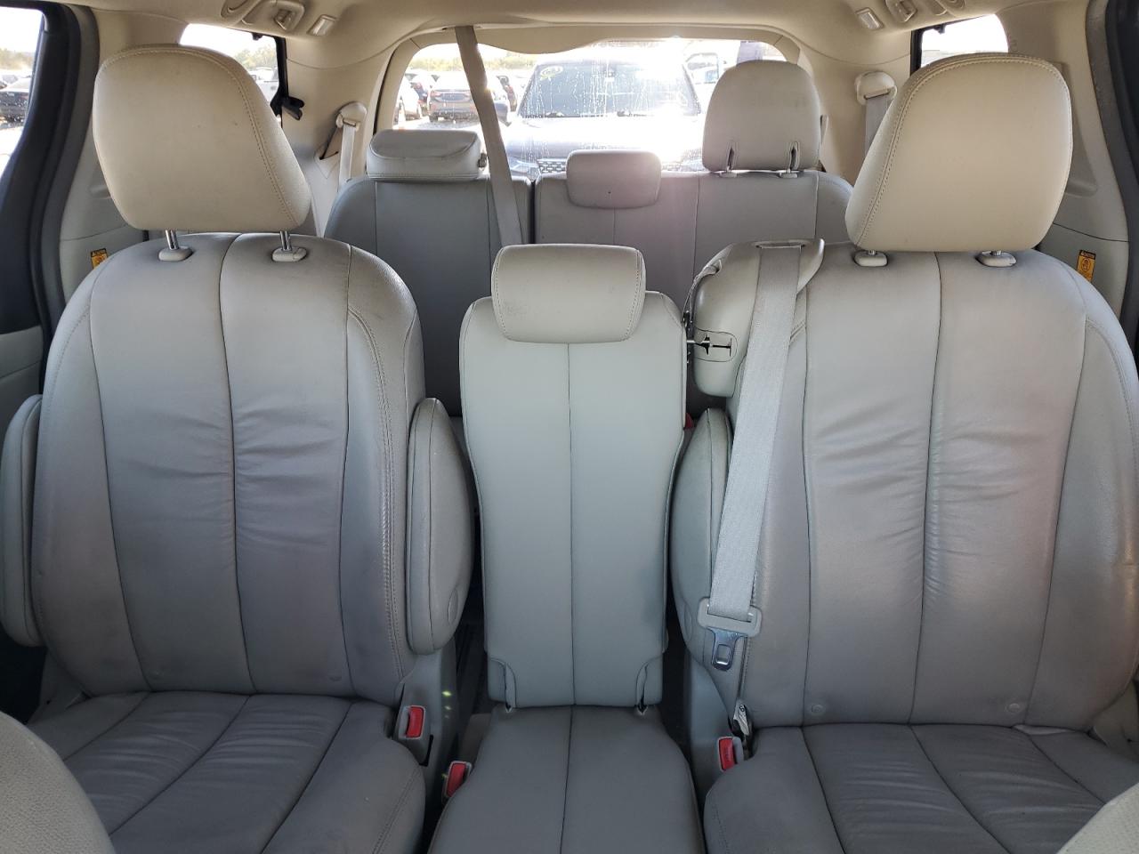 2011 Toyota Sienna - Image 10