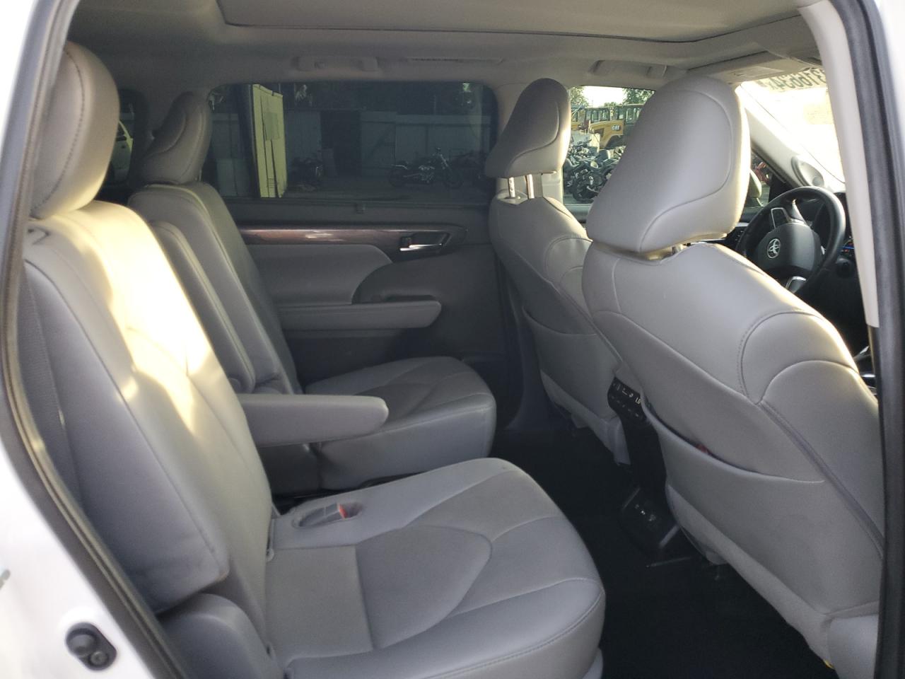 2021 Toyota Highlander - Image 11