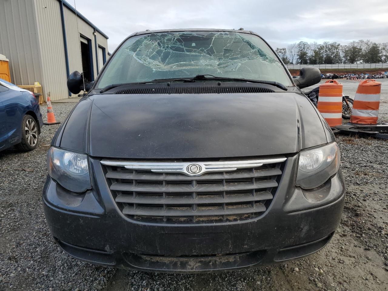 2005 Chrysler Town & Country - Image 5