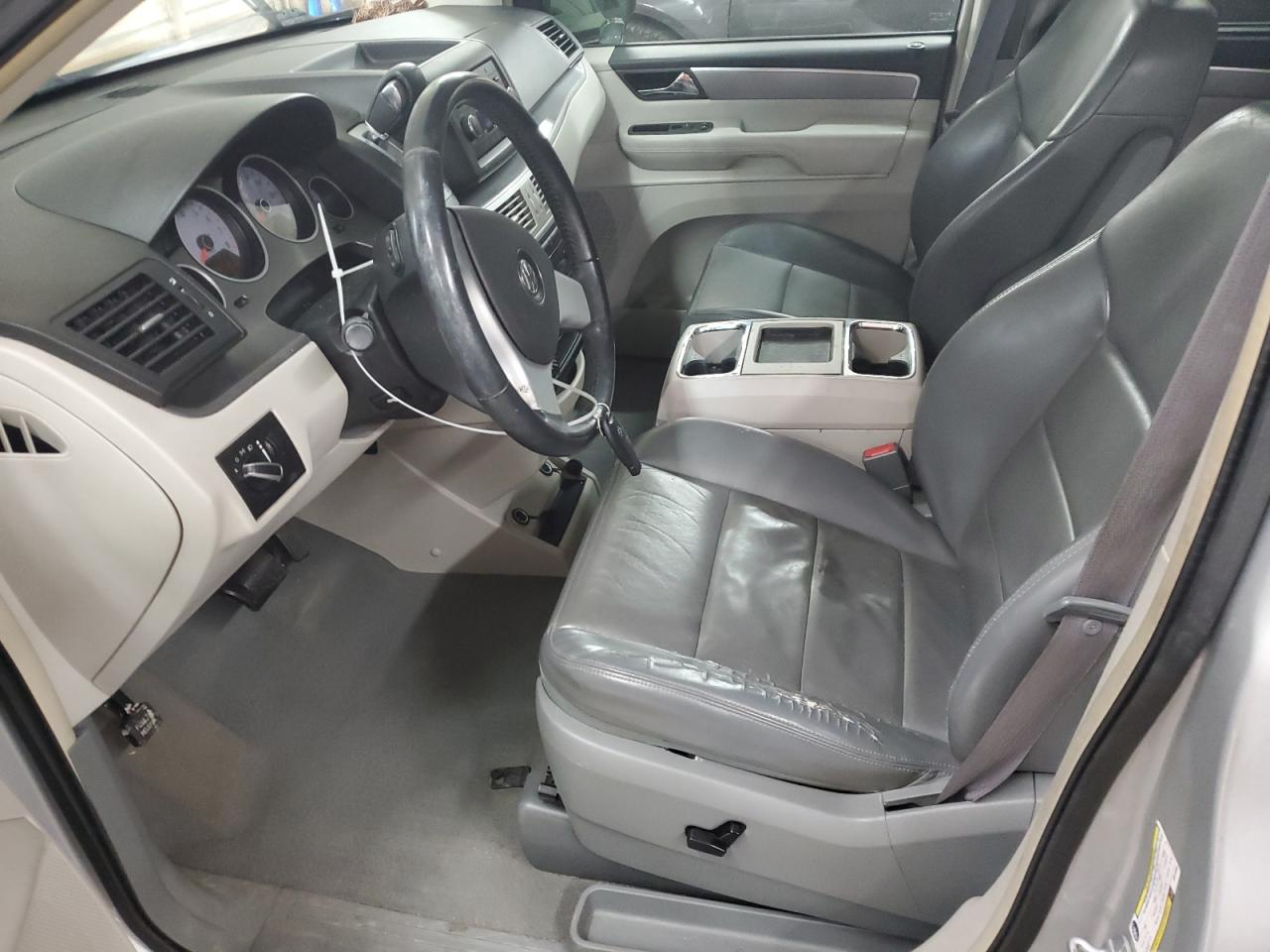 2009 Volkswagen Routan - Image 7