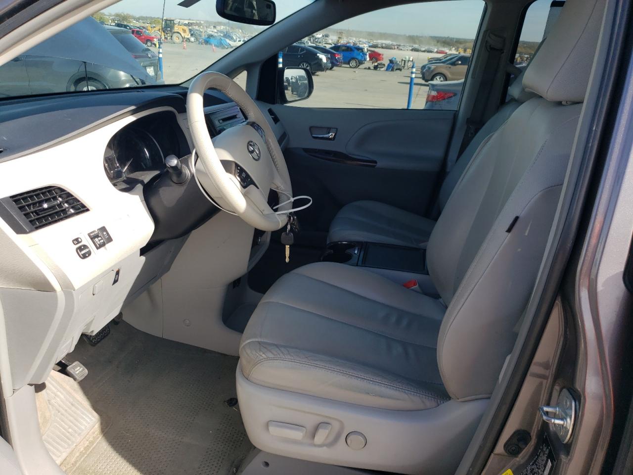 2013 Toyota Sienna - Image 7