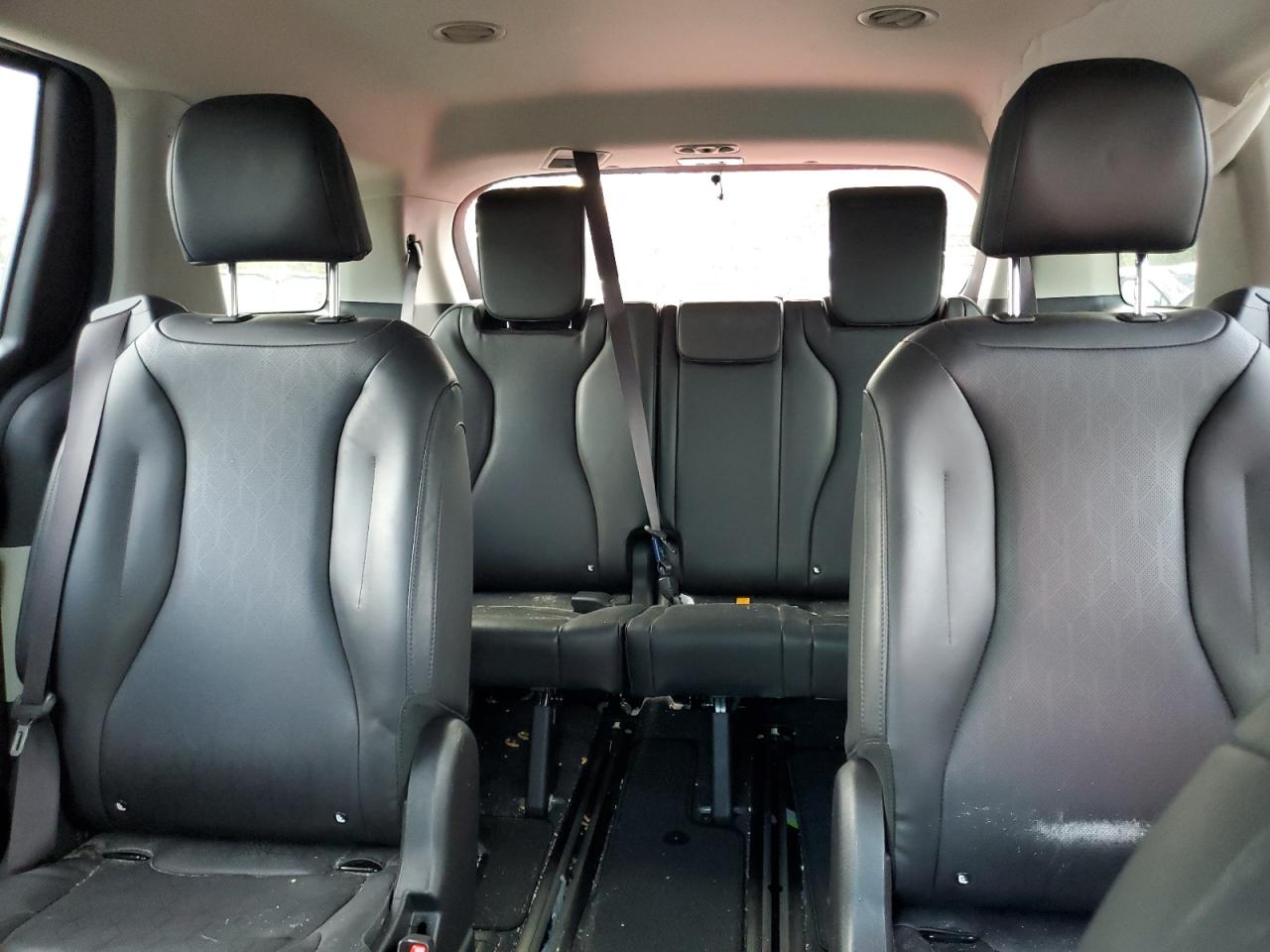 2022 Kia Carnival - Image 10