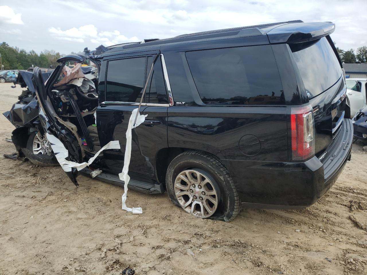 2015 GMC Yukon - Image 2