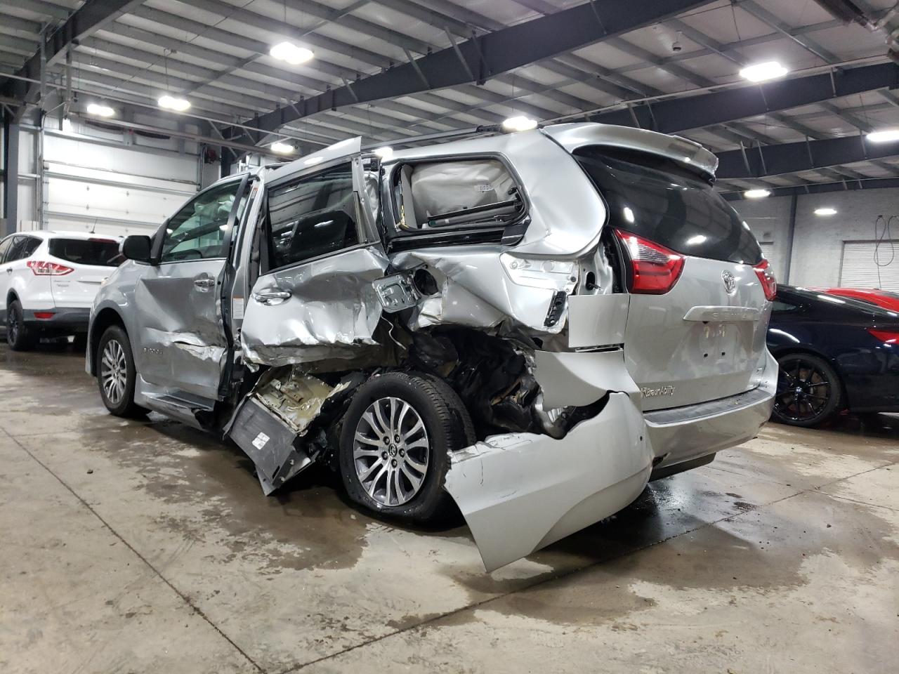 2020 Toyota Sienna - Image 2