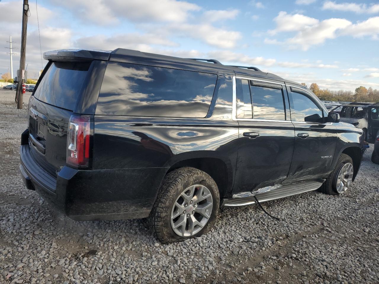 VIN 1GKS2HKC3FR618768 2015 GMC YUKON no.3