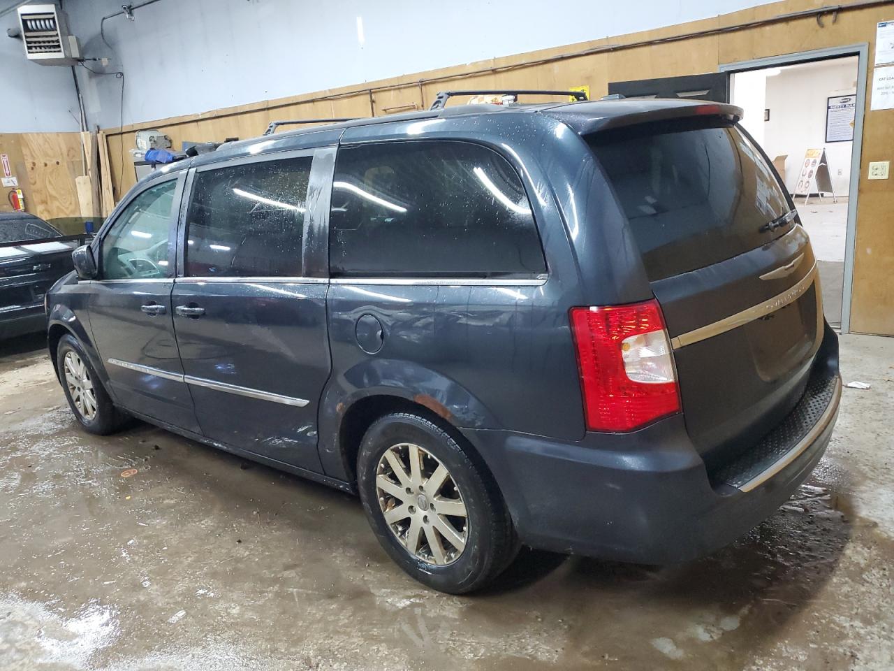 2014 Chrysler Town & Country - Image 2