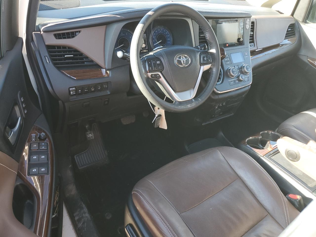 2015 Toyota Sienna - Image 8