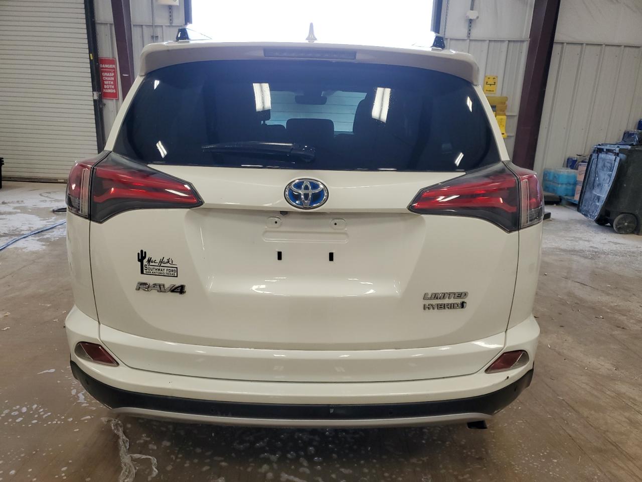 VIN JTMDJREV4JD202521 2018 TOYOTA RAV4 no.6