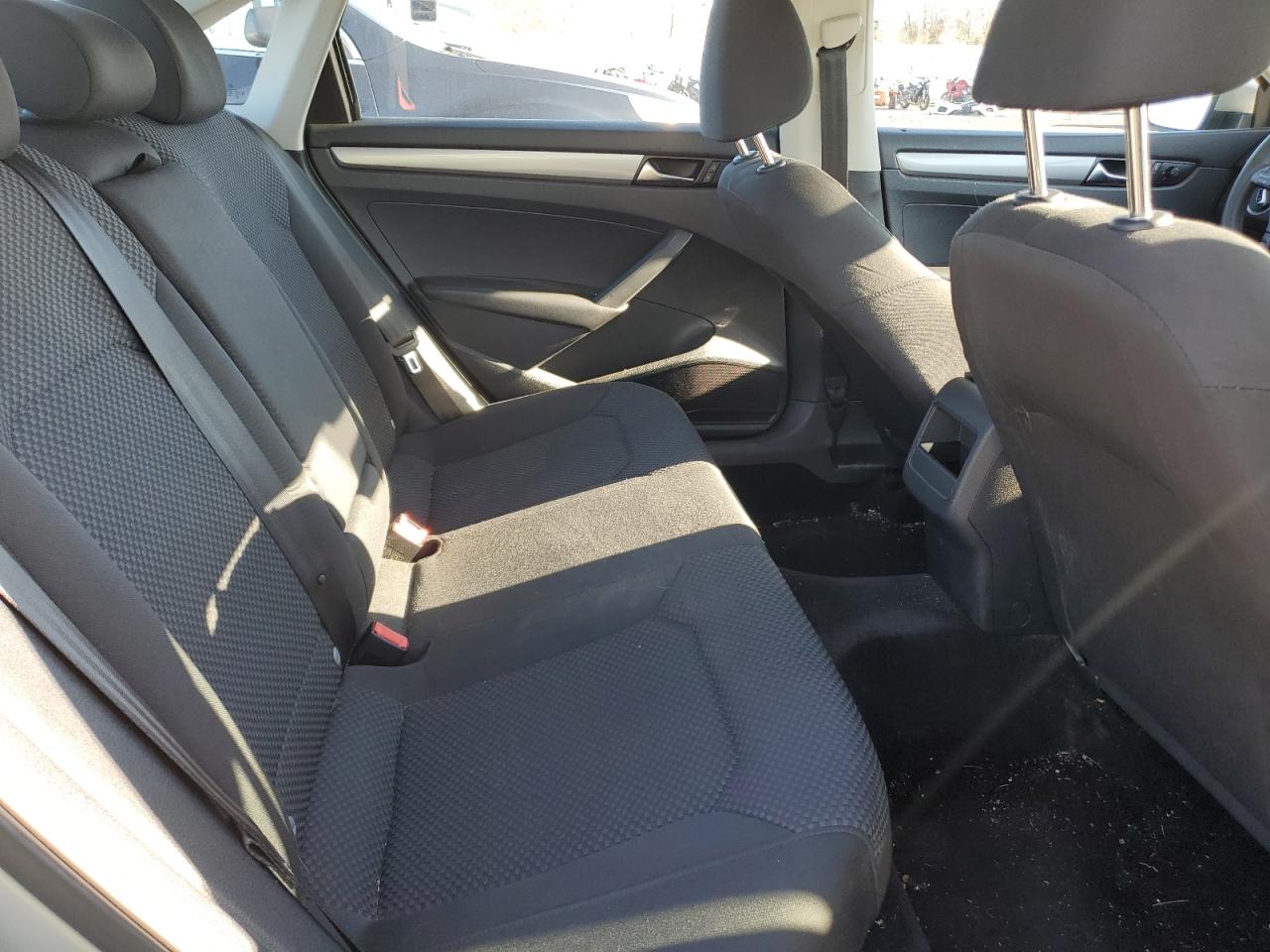 2014 Volkswagen Passat - Image 10