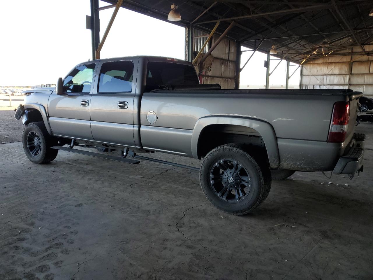 2006 Chevrolet Silverado - Image 2