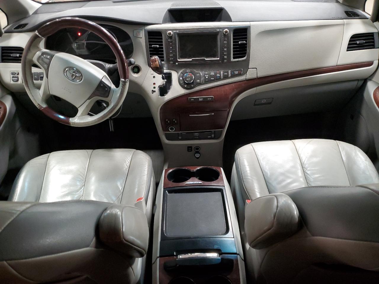 2011 Toyota Sienna - Image 8