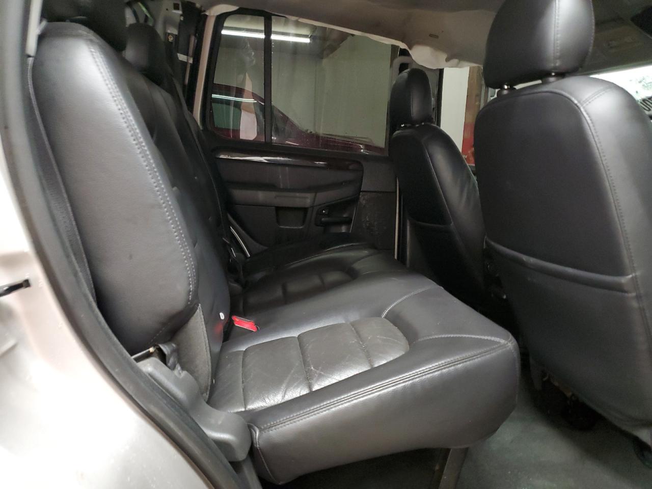2004 Ford Explorer - Image 11