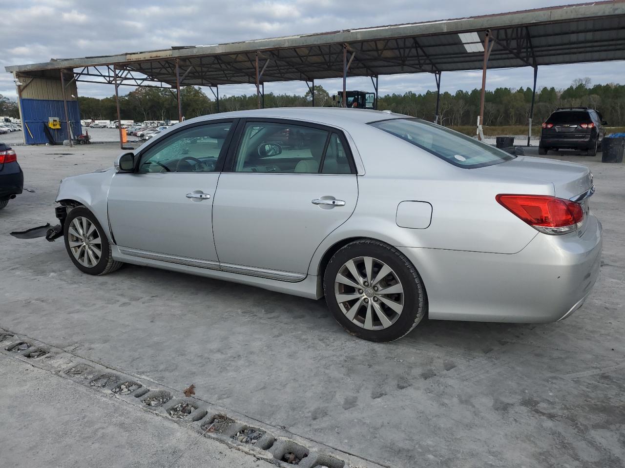 2011 Toyota Avalon - Image 2