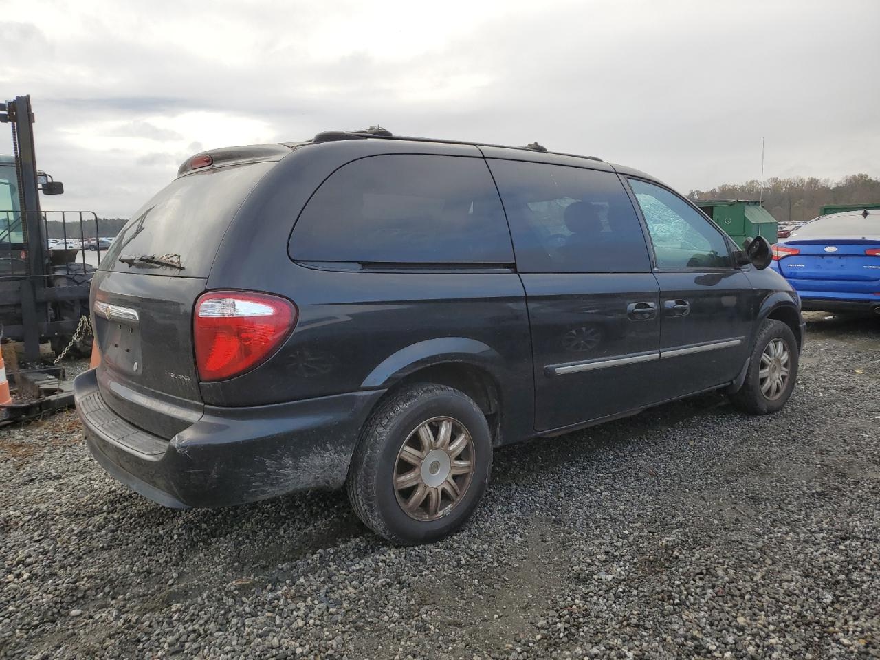 2005 Chrysler Town & Country - Image 3