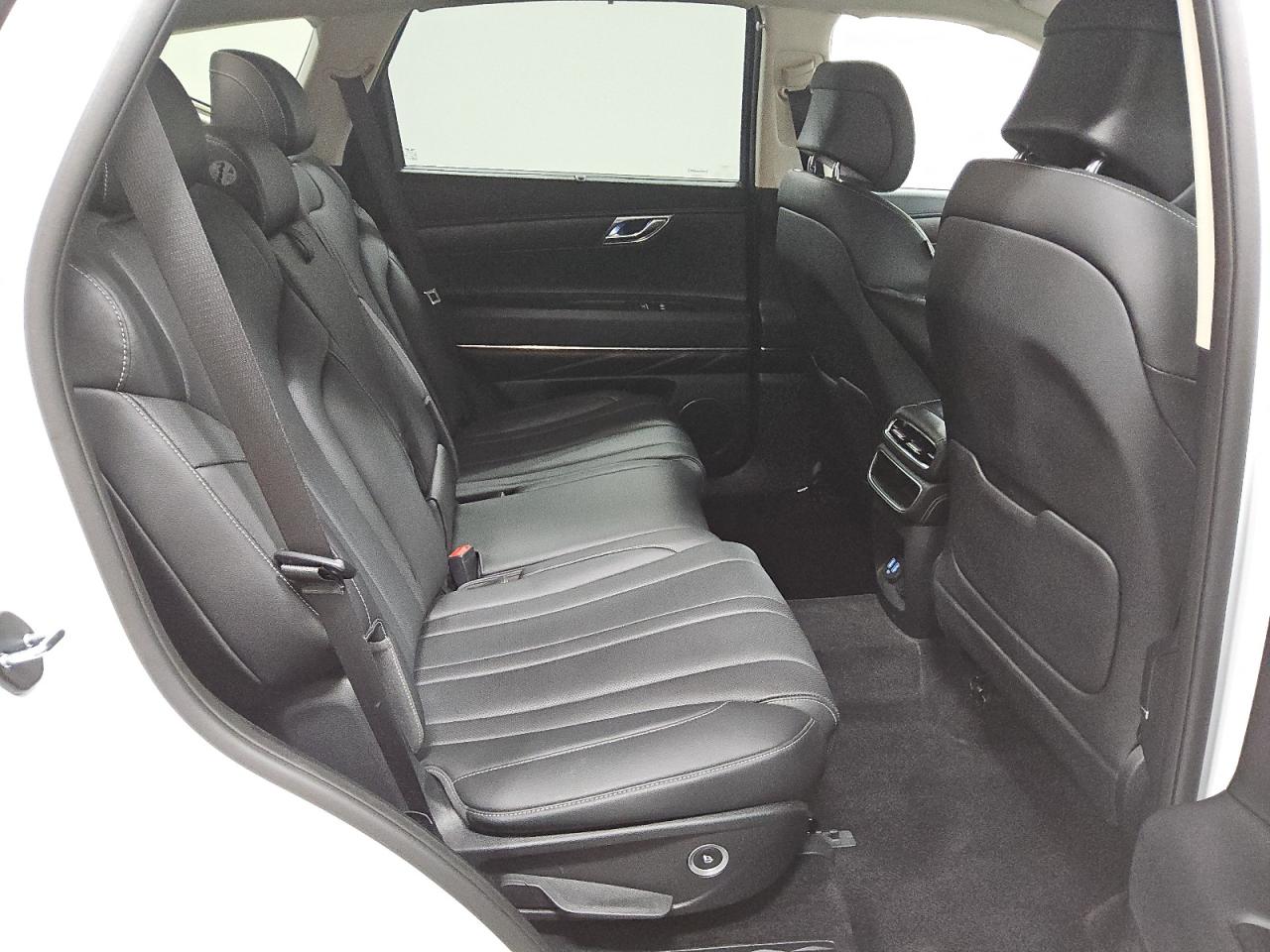 2024 Genesis GV80 - Image 11