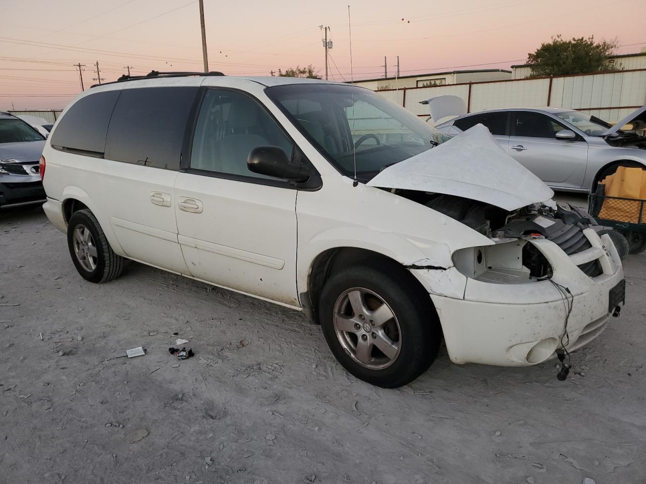 2005 Dodge Caravan - Image 4