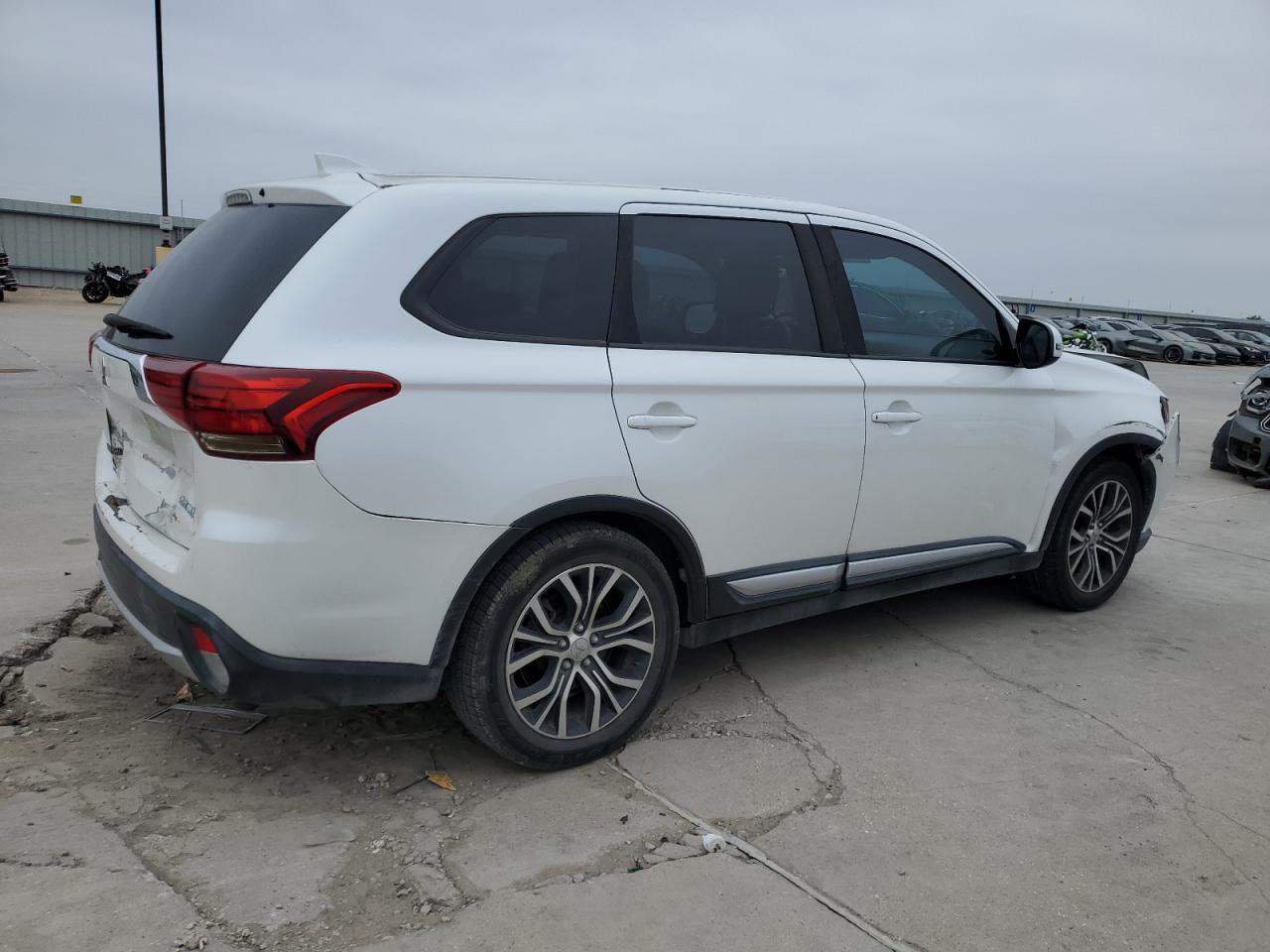 2018 Mitsubishi Outlander - Image 3