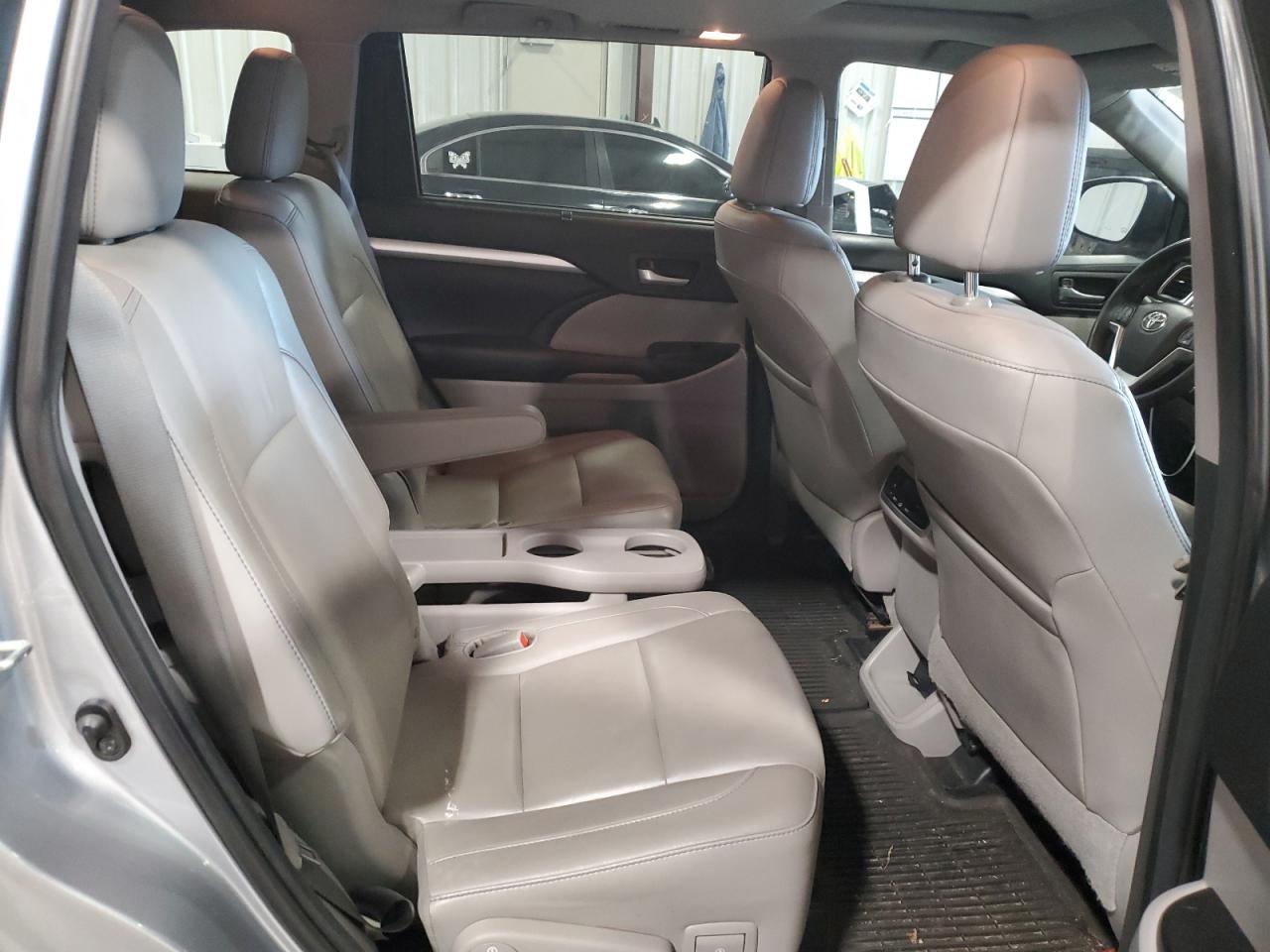 2015 Toyota Highlander - Image 11