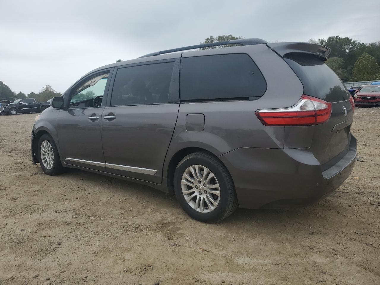 2015 Toyota Sienna - Image 2