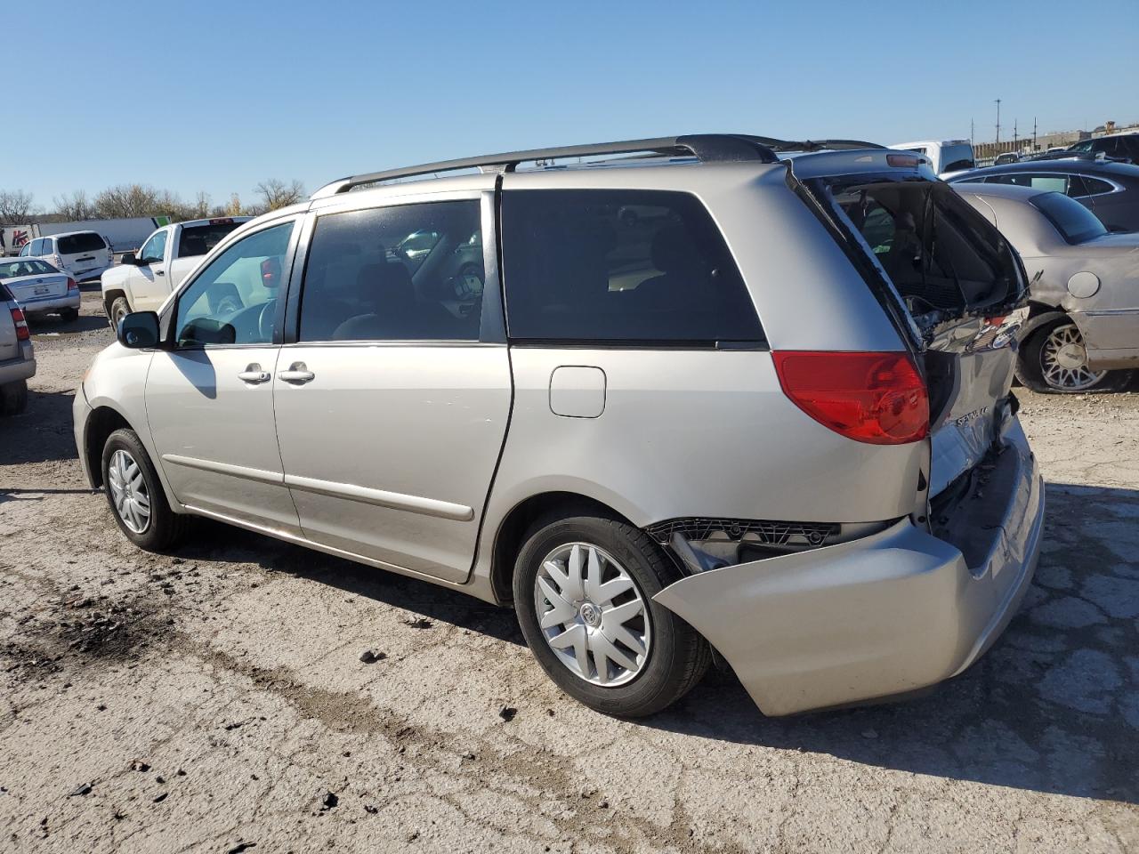 2006 Toyota Sienna - Image 2