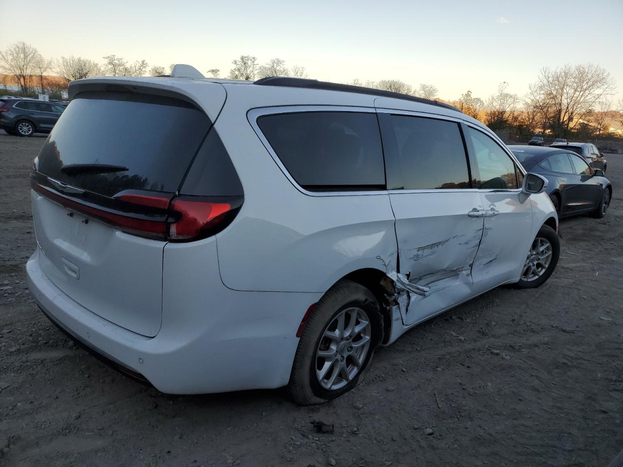 2022 Chrysler Pacifica - Image 3