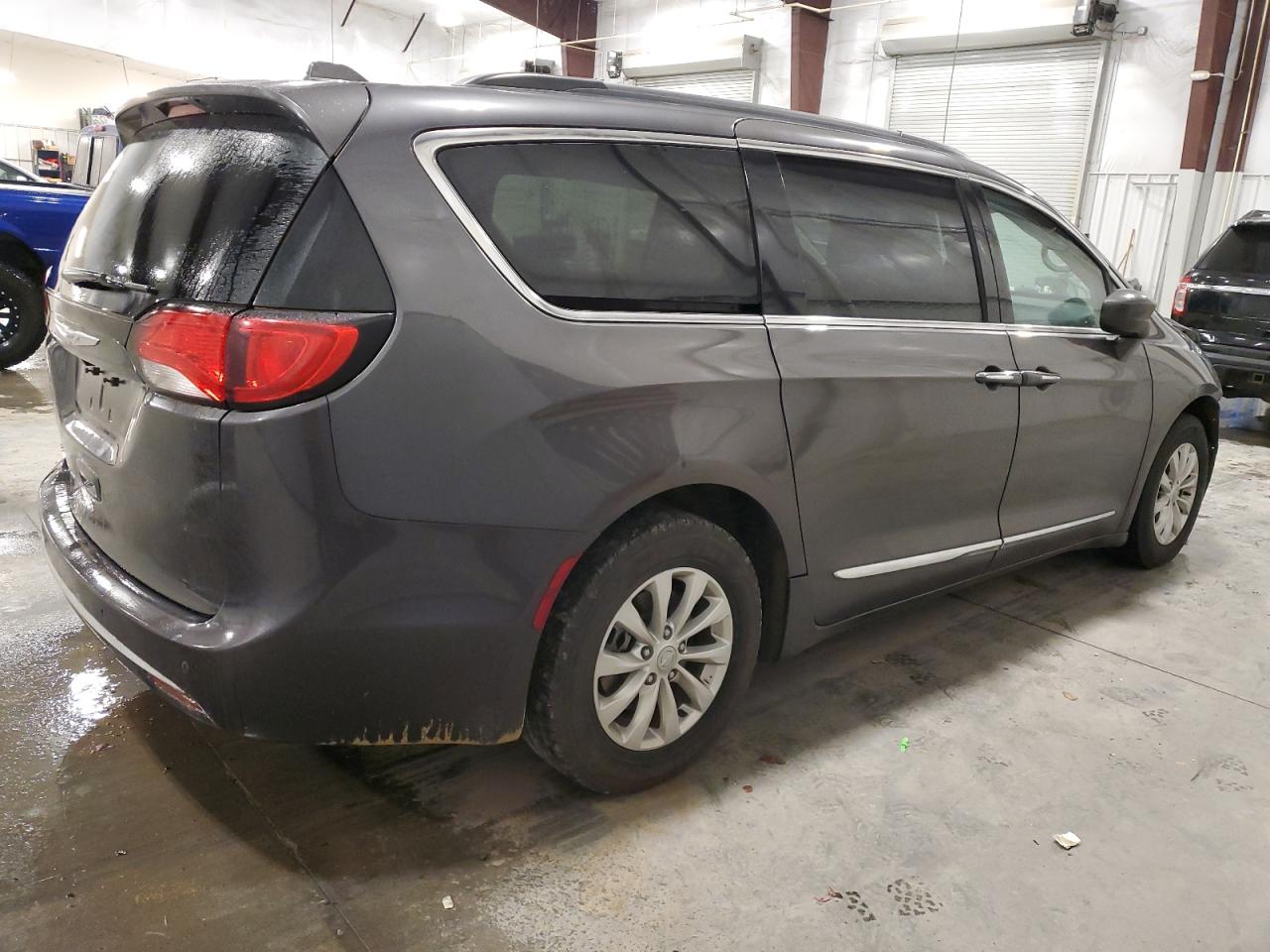 2017 Chrysler Pacifica - Image 3