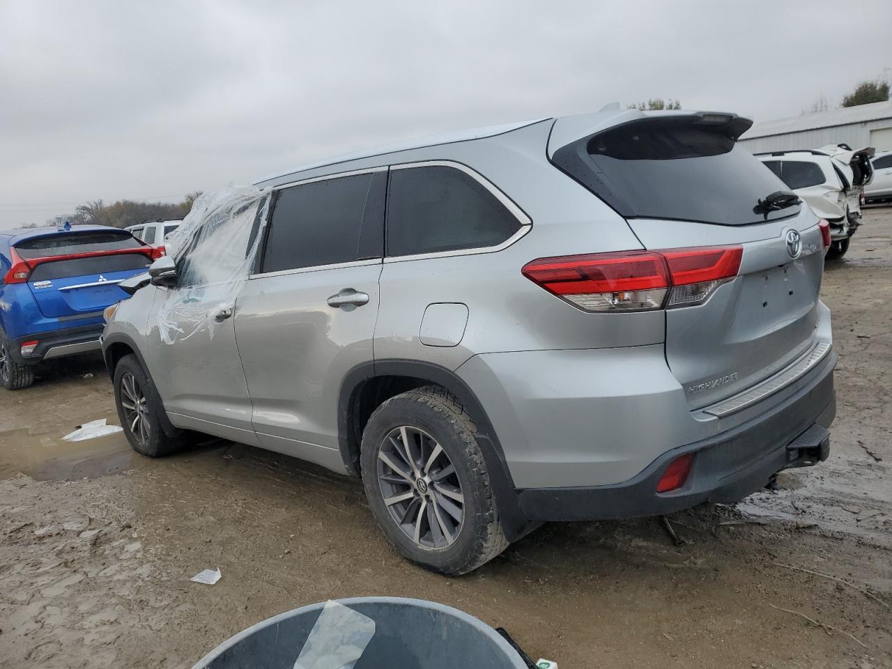 2017 Toyota Highlander - Image 2