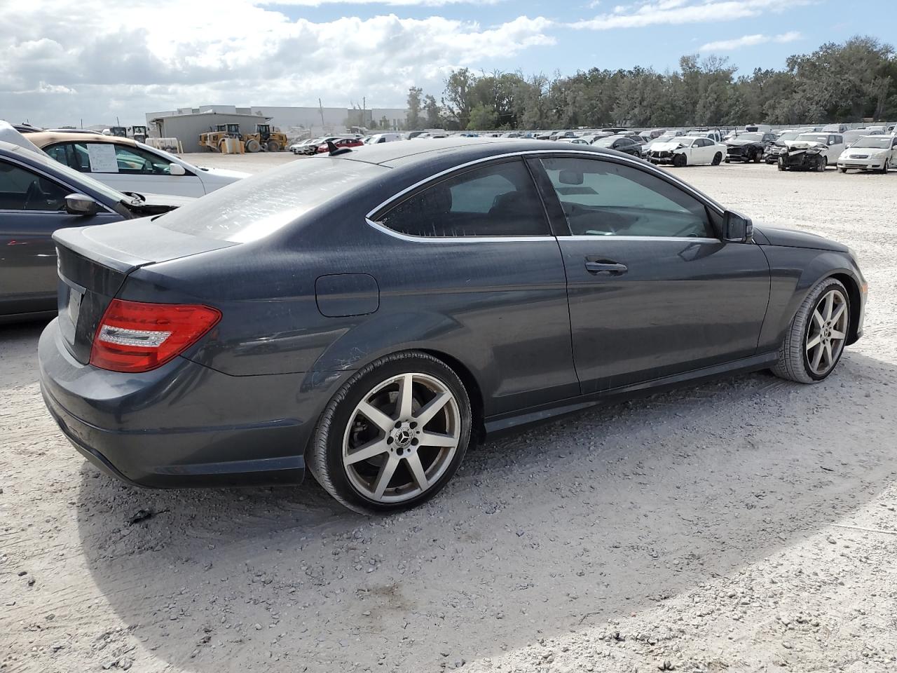 VIN WDDGJ4HB4EG205334 2014 MERCEDES-BENZ C-CLASS no.3