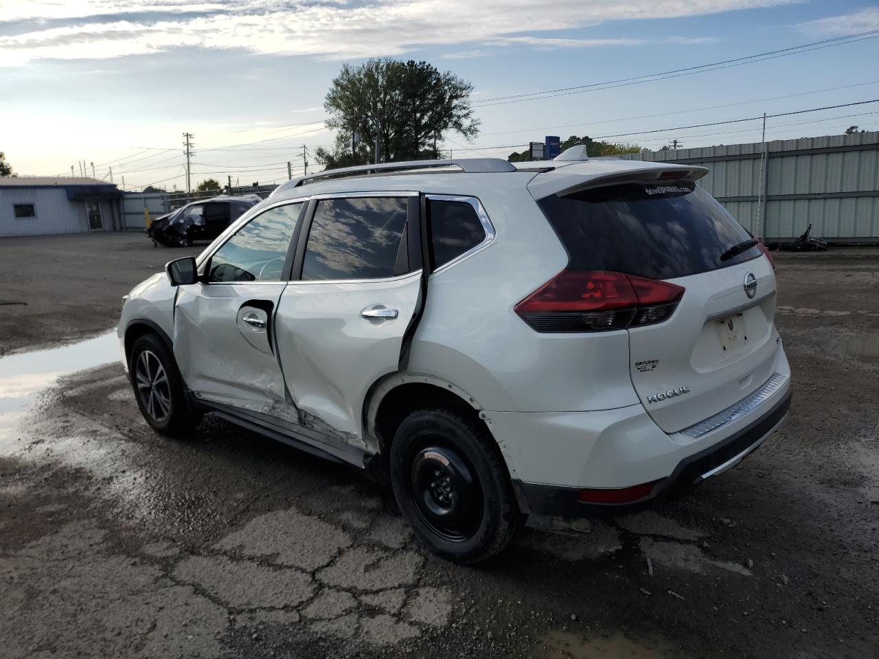 2018 Nissan Rogue - Image 2