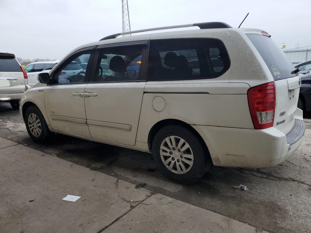 2011 Kia Sedona - Image 2