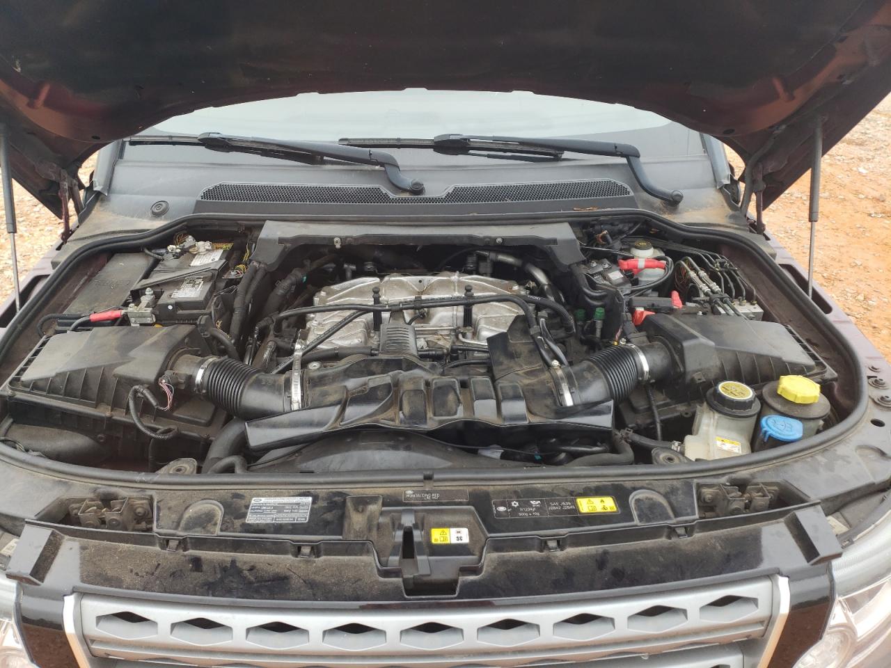 2016 Land Rover LR4 - Image 11