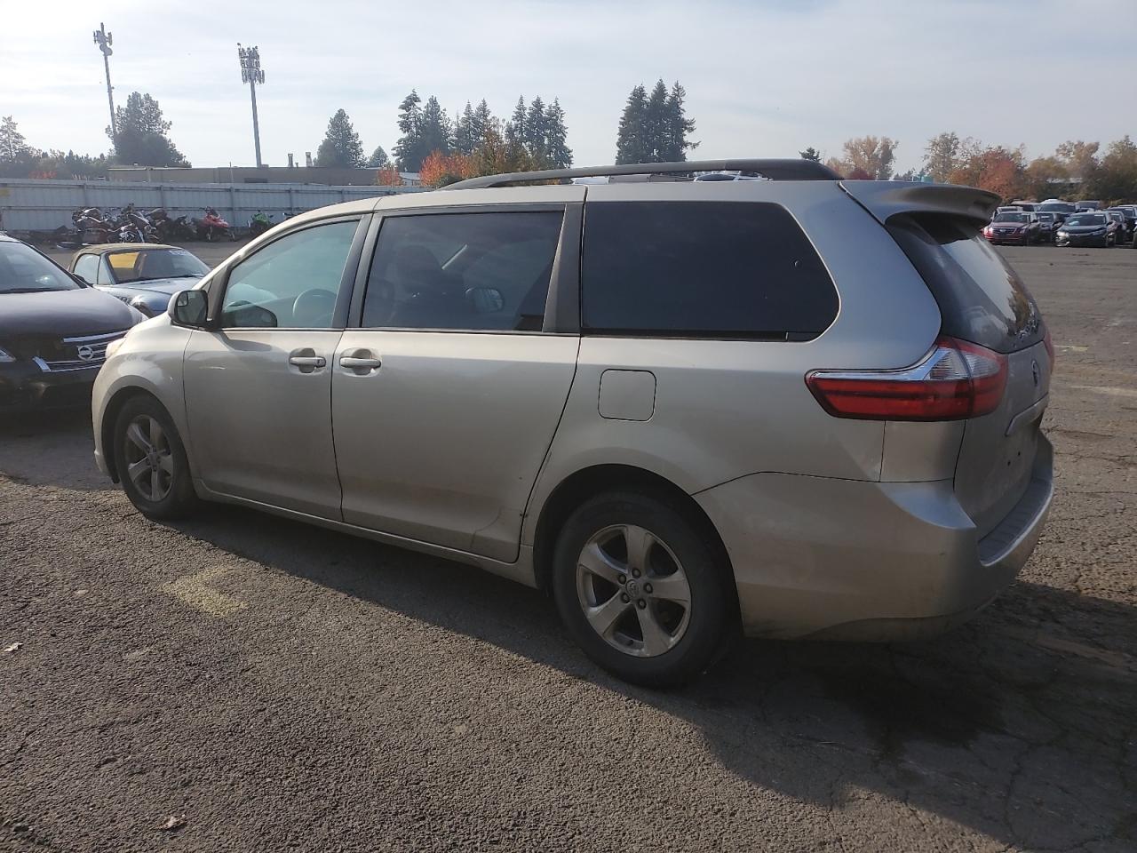 2015 Toyota Sienna - Image 2