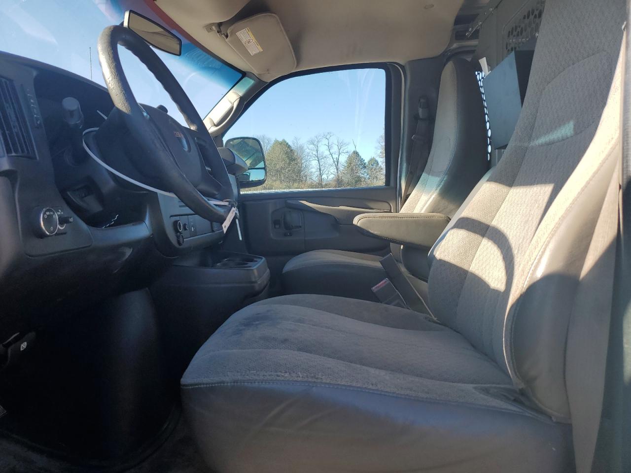 2015 GMC Savana - Image 7