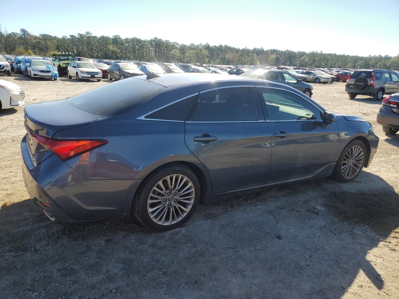 2019 Toyota Avalon - Image 3