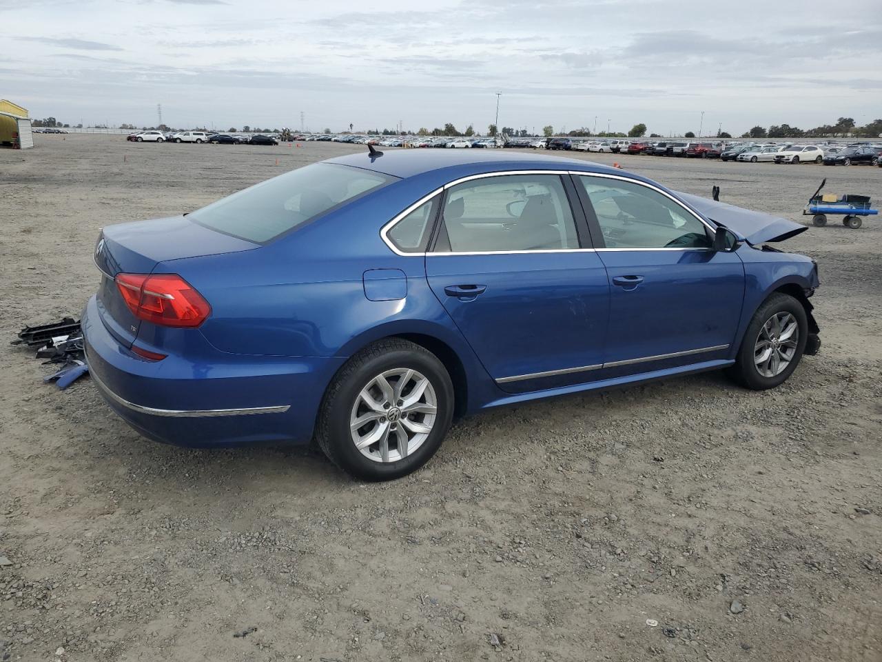 2016 Volkswagen Passat - Image 3